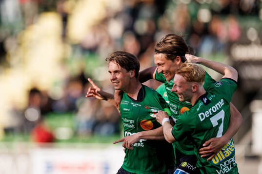 Varbergs Isak Valentin Vidjeskog jublar med Noah Johansson
