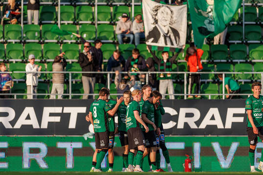 Varbergs Gustav Broman jublar med lagkamrater