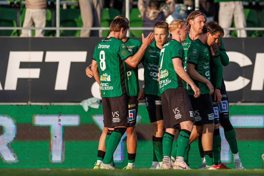 Varbergs Gustav Broman jublar med lagkamrater