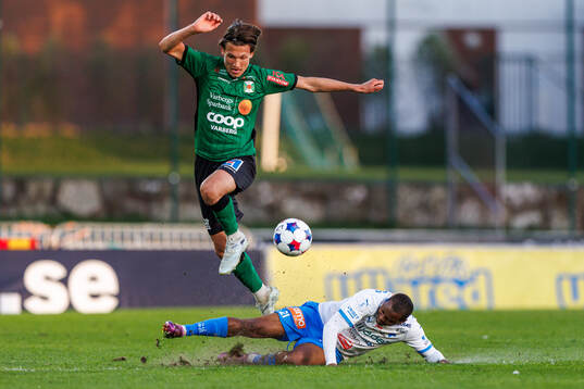 Varbergs Noah Johansson och IFK Värnamos Abdulrazaq Ishaq