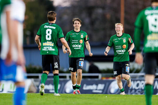 Varbergs Isak Valentin Vidjeskog och Wilhelm Ärlig jublar