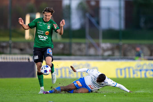 Varbergs Noah Johansson och IFK Värnamos Abdulrazaq Ishaq