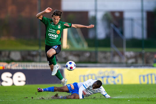 Varbergs Noah Johansson och IFK Värnamos Abdulrazaq Ishaq
