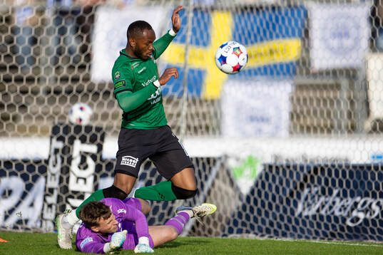 IFK Värnamos målvakt Hugo Keto och Varbergs Shanyder
