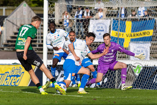Varbergs Edvin Tellgren och IFK Värnamos Marcus Antonsson
