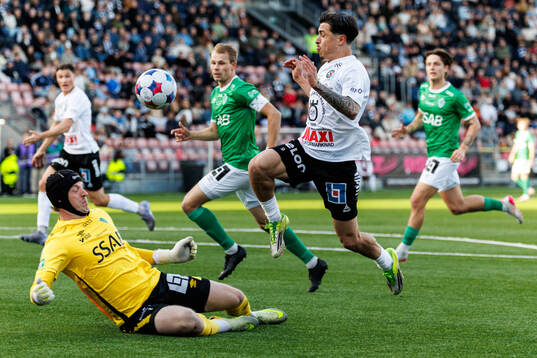 Brages målvakt Viktor Frodig och Örebros Antonio Yakoub