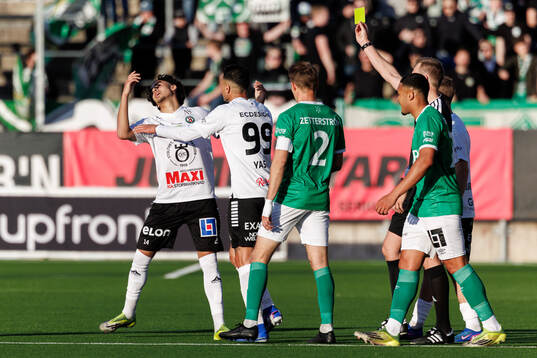 Örebros Hasan Dana tilldelas gult kort av domare Fredrik