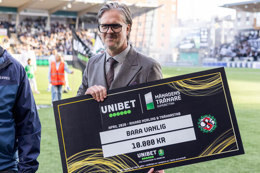 Örebros tränare Rikard Norling tar emot pris som