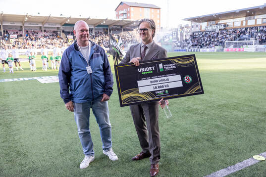 Örebros tränare Rikard Norling tar emot pris som