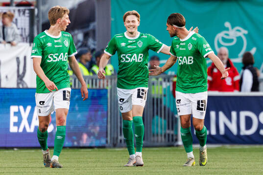Brages Gustav Nordh jublar med lagkamrater