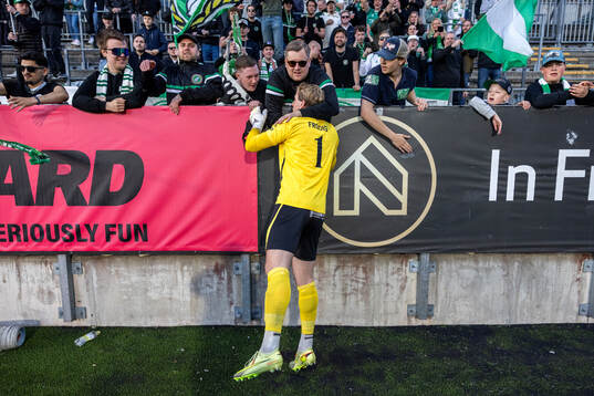 Brages målvakt Viktor Frodig jublar med supportrar