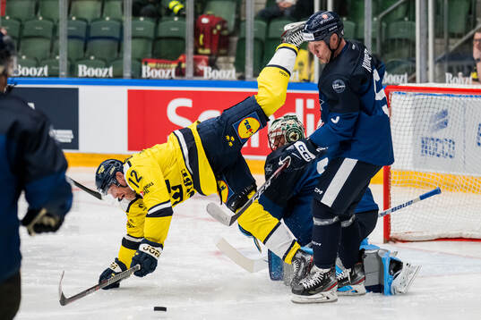 Patric Hörnqvist of Sweden Legends and Lasse Kukkonen of