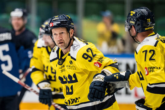 Michael Nylander of Sweden Legends celebrates