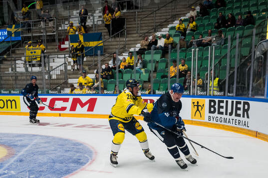 Willy Lindström of Sweden Legends and Esa Tikkanen of