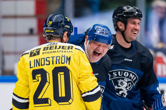 Willy Lindström of Sweden Legends and Esa Tikkanen of