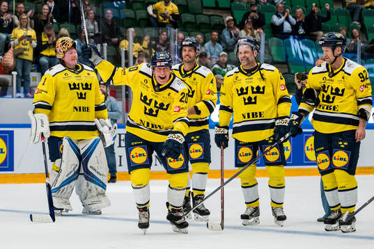 Willy Lindström of Sweden Legends celebrates