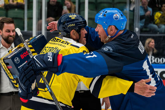 Willy Lindström of Sweden Legends and Jari Kurri of