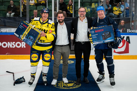 Willy Lindström of Sweden Legends and Jari Kurri of