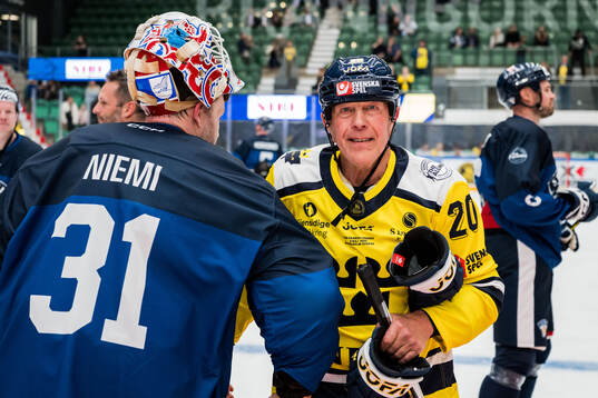 Goaltender Antti Niemi and Niklas Hagman of Finland Legends