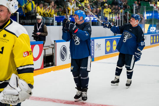 Jari Kurri and Esa Tikkanen of Finland Legends