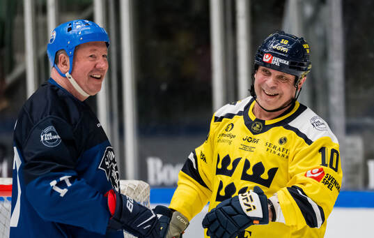 Jari Kurri of Finland Legends and Anders Carlsson of Sweden