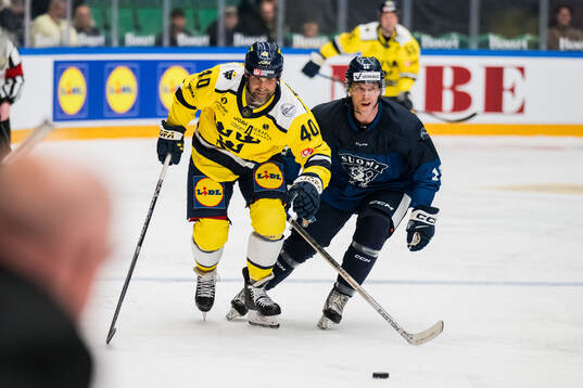 Henrik Zetterberg of Sweden Legends and Saku Koivu of