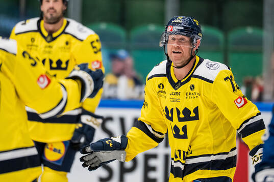 Patric Hörnqvist of Sweden Legends celebrates