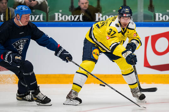 Jari Kurri of Finland Legends and Mikael Samuelsson of