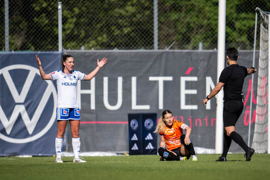Domare Dino Demo visar straff medan IFK Norrköpings