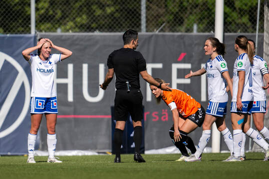 Domare Dino Demo visar straff medan IFK Norrköpings