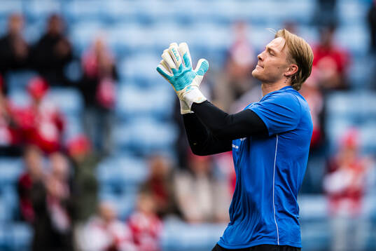 Goalkeeper Simen Vidtun Nilsen of Brann warms up