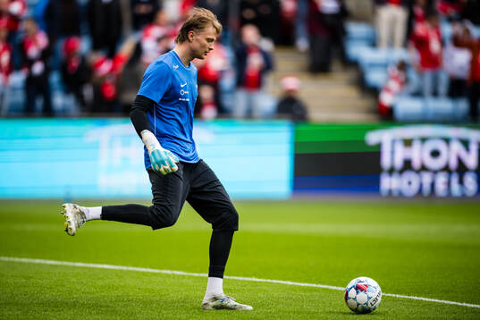 Goalkeeper Simen Vidtun Nilsen of Brann warms up