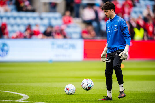 Goalkeeper Håkon Melås Hellesøy of Brann warms up