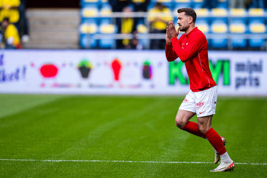 Fredrik Pallesen Knudsen of Brann warms up