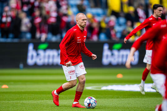 Jon Dagur Thorsteinsson of Brann warms up
