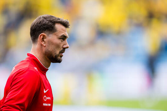 Fredrik Pallesen Knudsen of Brann warms up