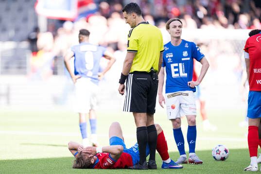 Helsingborgs Lukas Kjellnäs och Domare Adi Aganovic