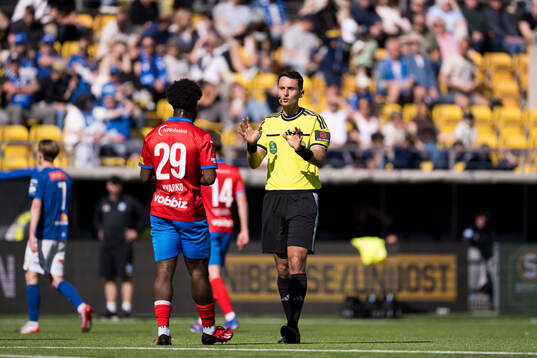 Helsingborgs Kevin Nyarko och Domare Adi Aganovic