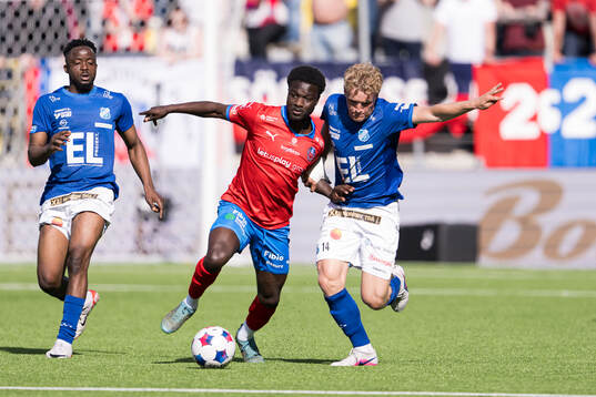 Helsingborgs Samuel Asoma och Norrbys Olle Backlund