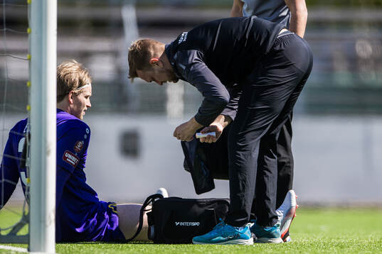 Nordic Uniteds målvakt William Eskelinen får vård