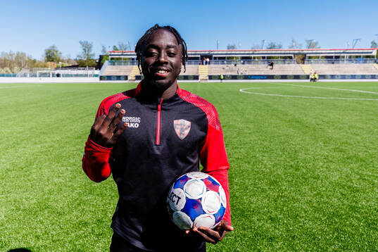Nordic Uniteds Kalipha Jawla jublar med matchbollen
