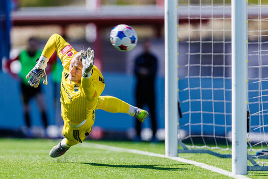 Östers målvakt Carl Lundahl Persson släpper in 2-1 av