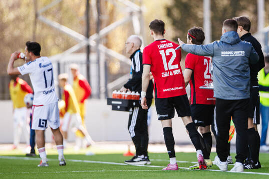 Nordic Uniteds Jake Larsson byts in