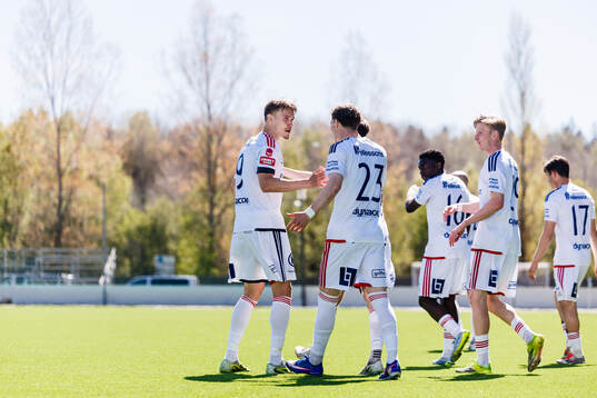 Östers Matias Tamminen jublar med Samuel Burakowsky