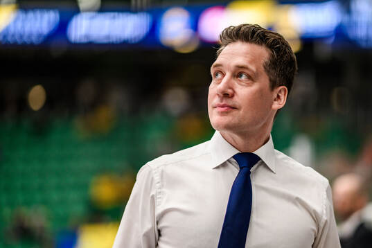 Head coach Sam Hallam of Sweden