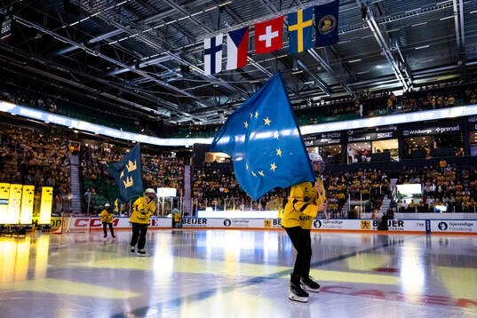 Kids with the European Union flag