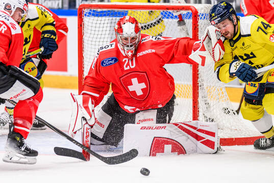 goaltender Reto Berra of Schweiz