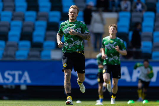 Hammarbys Victor Eriksson värmer upp