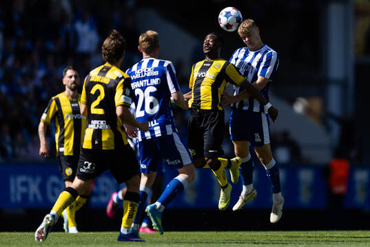 Hammarbys Frank Junior Adjei och IFK Göteborgs David Kruse