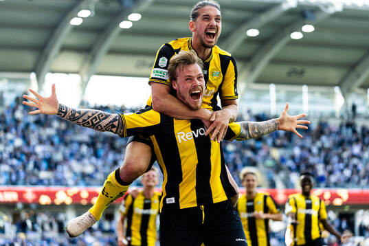 Hammarbys Victor Eriksson och Nikola Vasic jublar